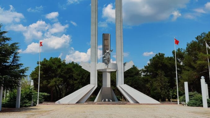 uploaded-image-kumsalda-dogal-taslarla-sanat-yapma-1696687396960