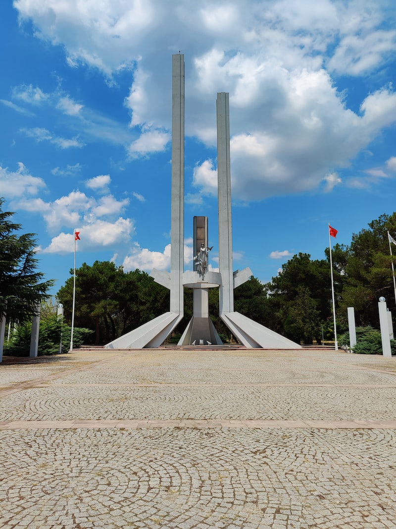 Kumsalda Doğal Taşlarla Sanat Yapma Kumsalda Doğal Taşlarla Sanat Yapma