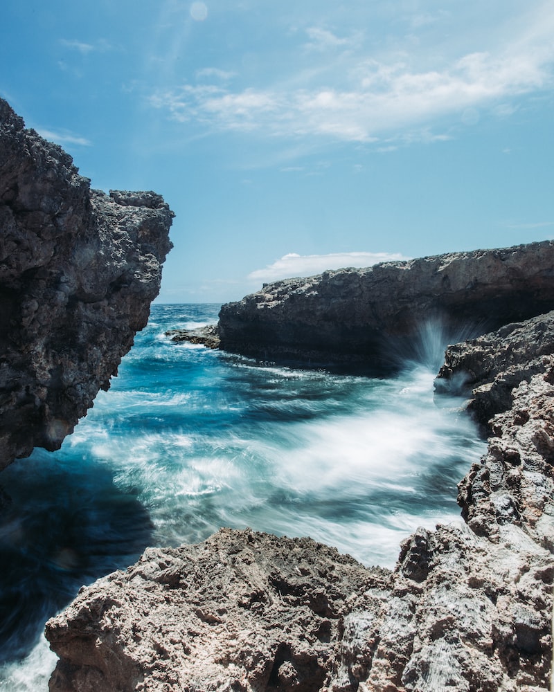 Kumsalda Kamp Ateşi ve Deniz Manzarası Kumsalda Kamp Ateşi ve Deniz Manzarası